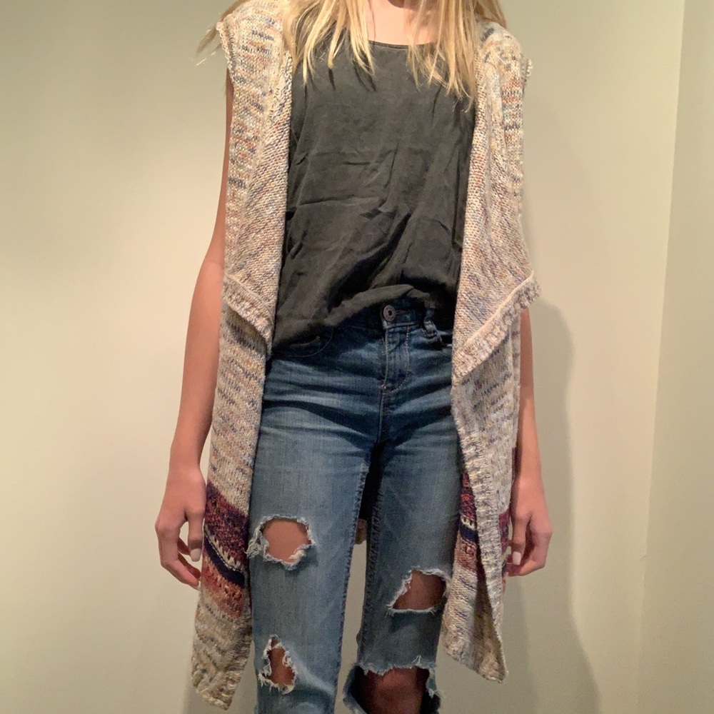 knitted no sleeve cardigan